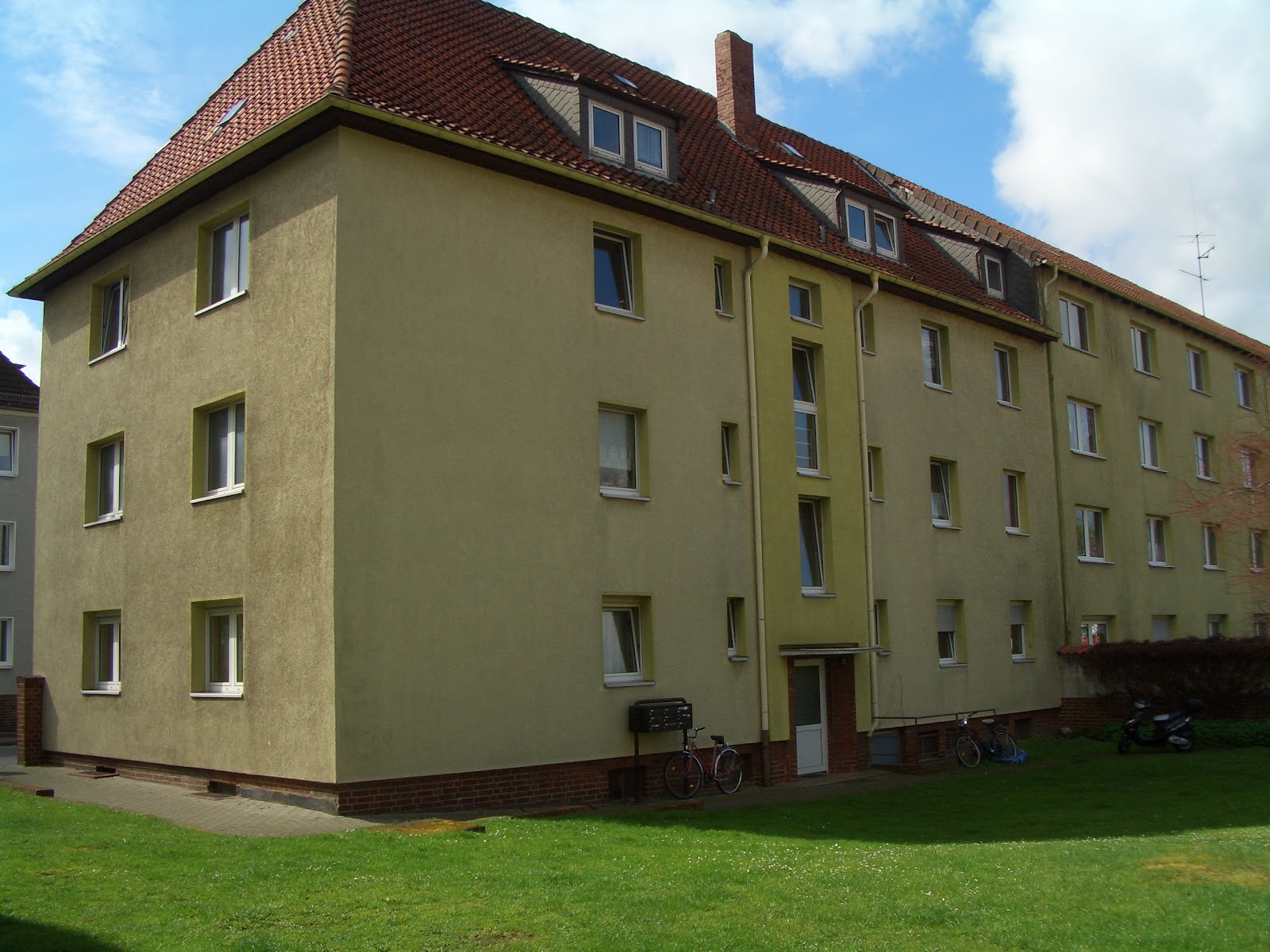 Kleine modernisierte 2-Zimmer-Wohnung mit Mansarde